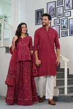 Rab Ne Banadi Jodi :- Couple Dress Lehenga Choli & Gent’s Kurta Pajama - Image 2